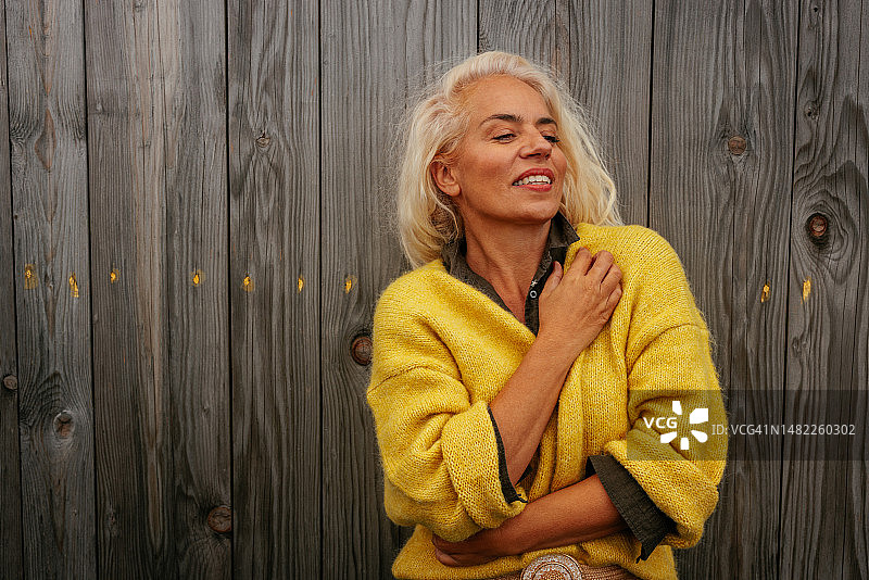 户外时尚中年妇女图片素材