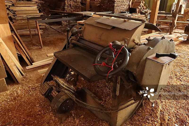 锯木厂棚内的木材刨床图片素材
