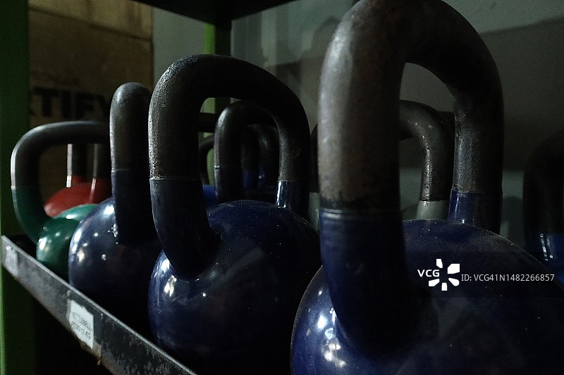 壶铃，圆形球状哑铃配重用于健美健身举重图片素材