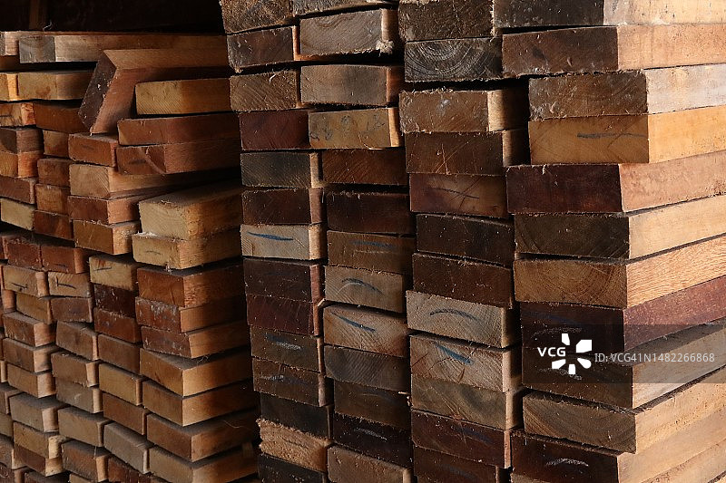 堆积如山的各种木梁图片素材