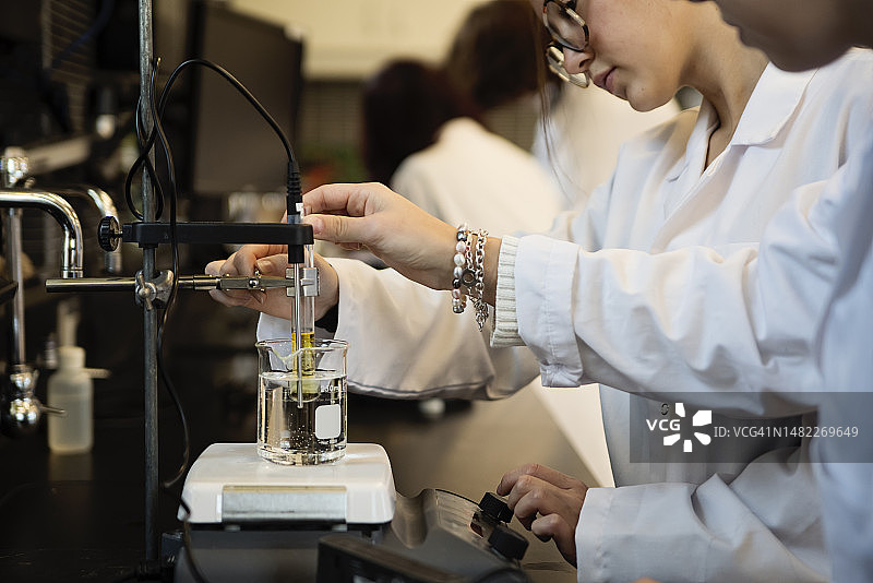 学习 STEM 专业的女孩，在教室里的女大学生图片素材