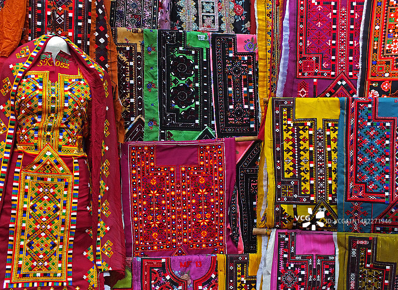 老城区市场的女士服装店图片素材