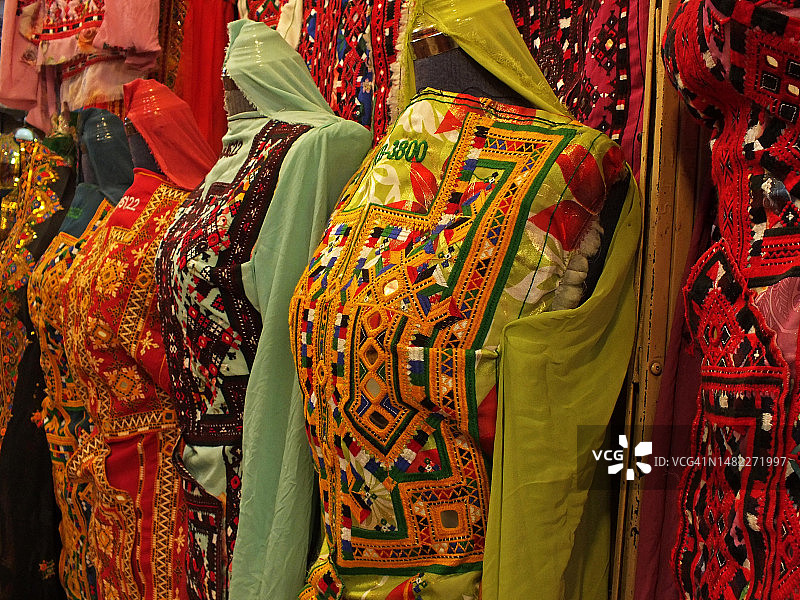 老城区市场的女士服装店图片素材