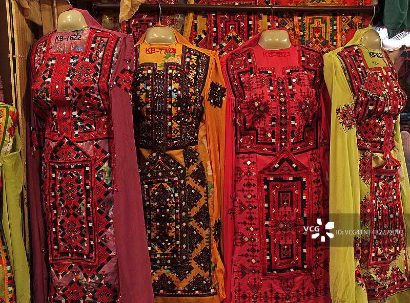 老城区市场的女士服装店图片素材