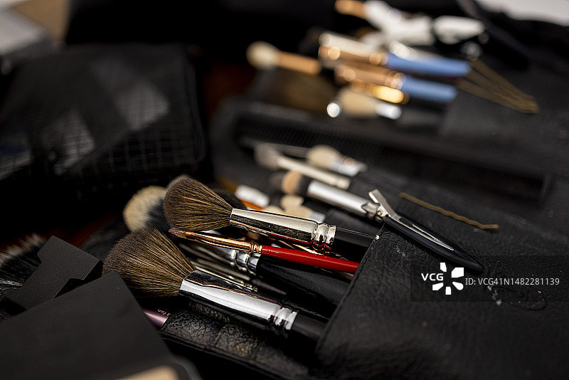 黑色皮革化妆包中的专业化妆刷套装图片素材