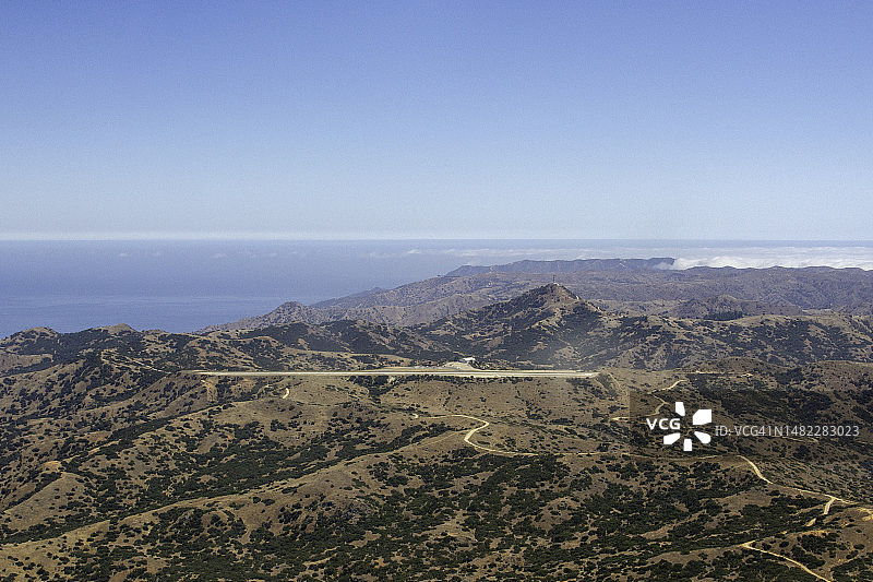 空中俯瞰卡塔利娜机场跑道（中心构图）图片素材