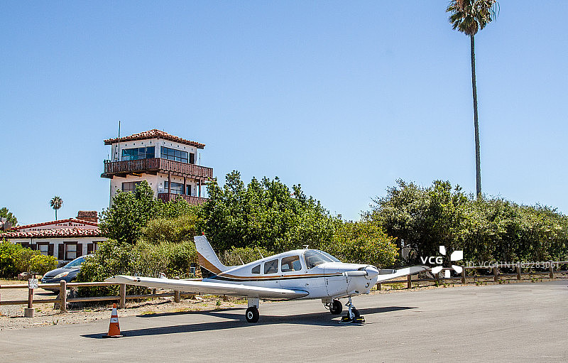 停靠在卡塔利娜岛机场的小型飞机图片素材