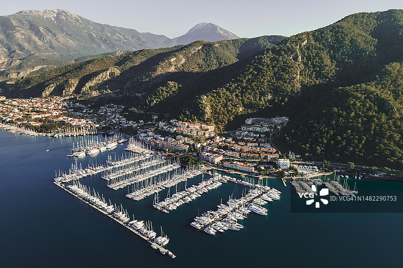 费特希耶山景豪华游艇码头（无人机拍摄）图片素材