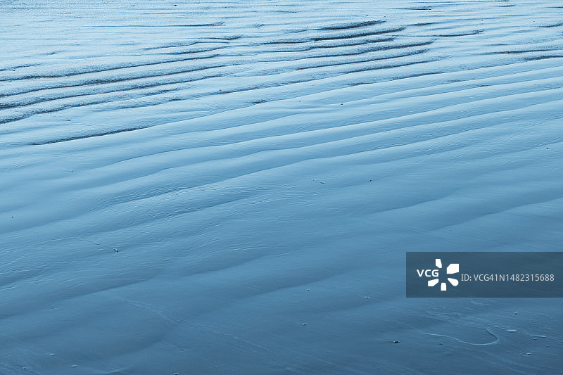 浅水区的波浪纹，退潮时的沙滩图片素材