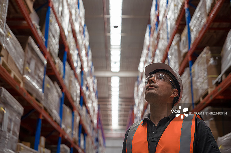 仓库工人查看货架上的商品特写图片素材
