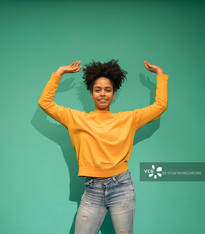 一位举起手臂，面露幸福的非洲妇女图片素材