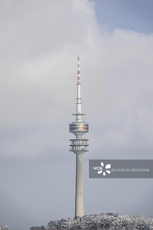 冬季白雪覆盖的慕尼黑奥林匹克塔图片素材