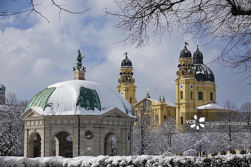 慕尼黑的戴安娜神庙庭院花园和特阿蒂纳教堂（冬季雪景）图片素材