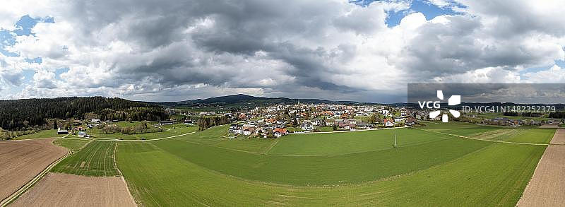 奥地利上奥地利州巴德莱昂费尔登农业耕地航拍影像图片素材