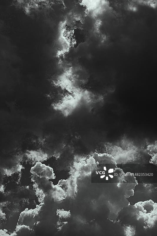 斯威士兰图像：威胁性的暴风雨天空与积云，上奥地利州米尔维特尔地区巴德莱昂费尔登，奥地利图片素材