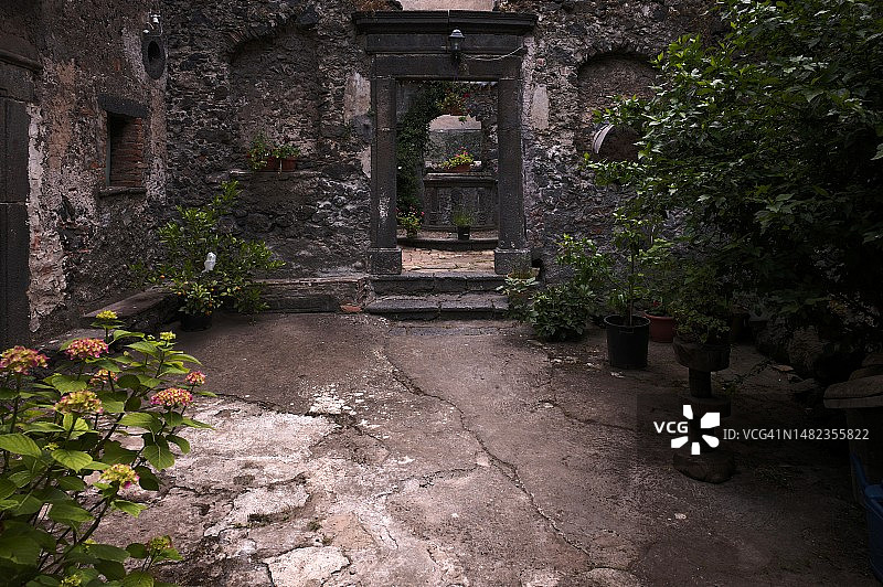 意大利西西里兰达佐老城区后院火山岩景观图片素材