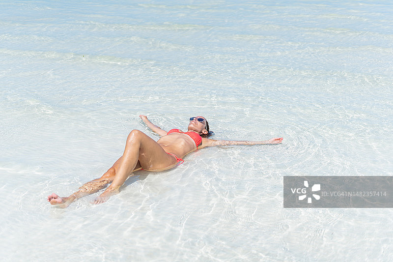 在海边放松的女人图片素材