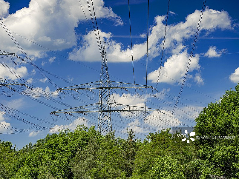 德国黑森州美因河畔米尔海姆的福格尔斯贝格湖的高压电塔和线路图片素材