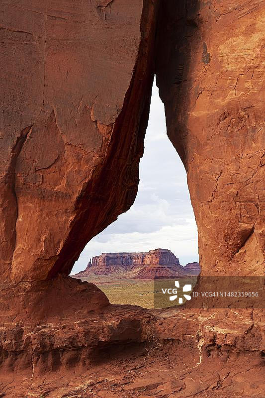 透过泪珠拱门看到的美国亚利桑那州纪念碑谷的台地图片素材
