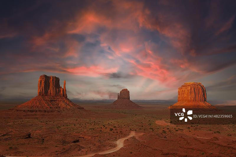 美国亚利桑那州纪念碑谷的夕阳下的手套岩图片素材