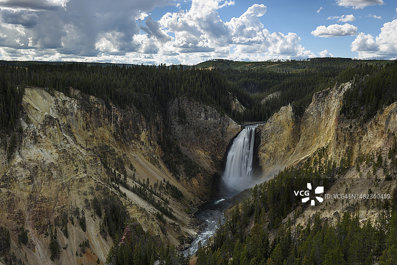 黄石大峡谷的黄石河下游瀑布图片素材