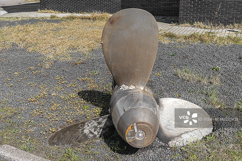 船的螺旋桨作为艺术品放置在砾石地上图片素材