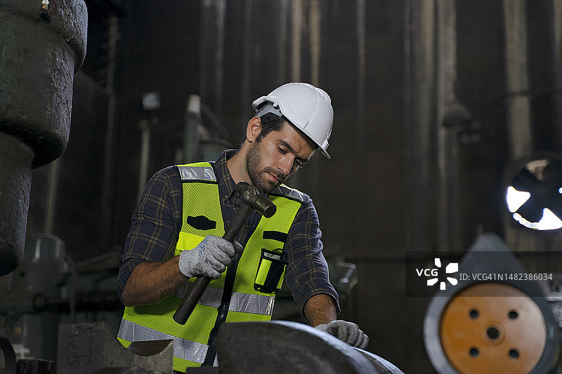 在机械厂工作的蓝领工人图片素材