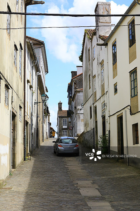 行驶在狭窄老巷的现代汽车图片素材