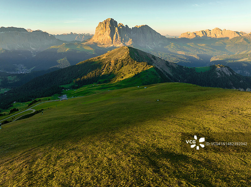 意大利多洛米蒂山阿尔卑斯山 Seceda 峰的航拍日出景色图片素材