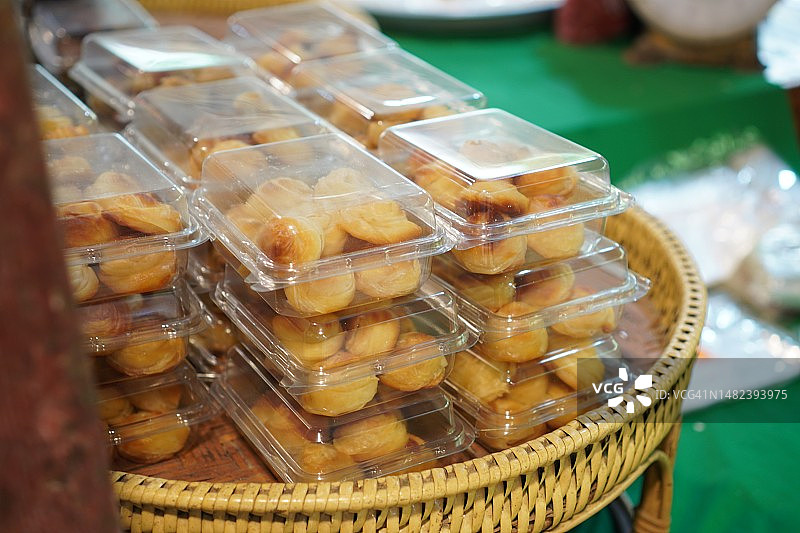 透明塑料盒中的泰式甜点图片素材