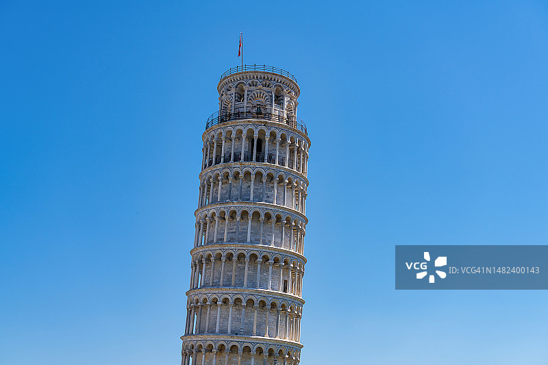 意大利比萨阳光明媚一天的比萨斜塔图片素材