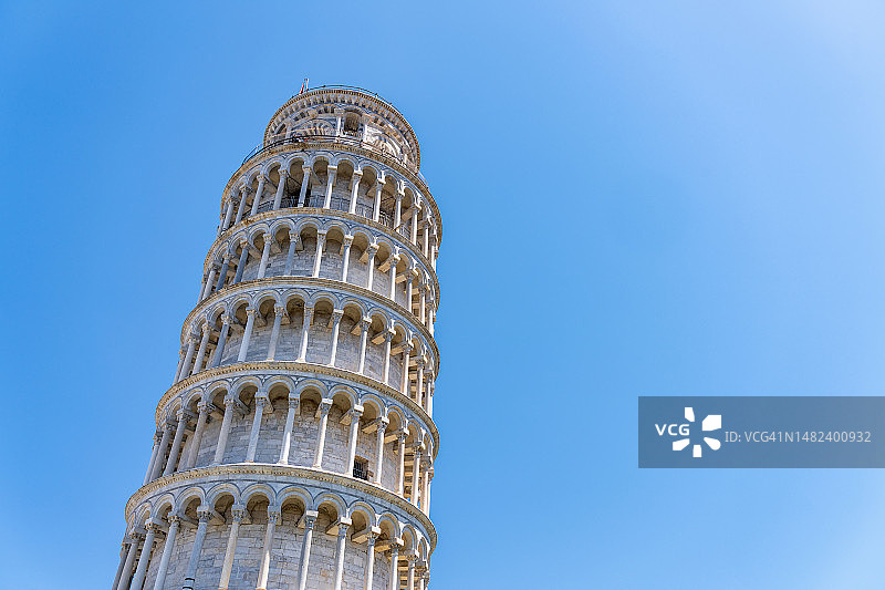 意大利比萨阳光明媚一天的比萨斜塔图片素材
