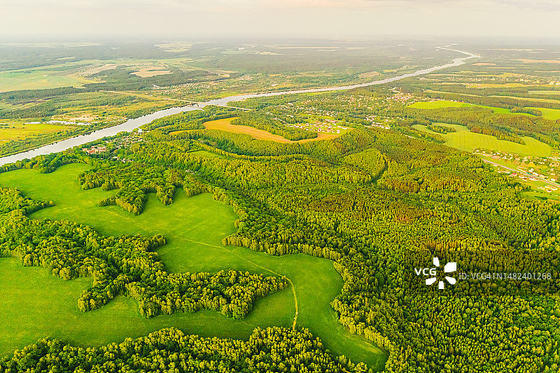 春季田野航拍：可持续性与自然保护，绿色森林图片素材
