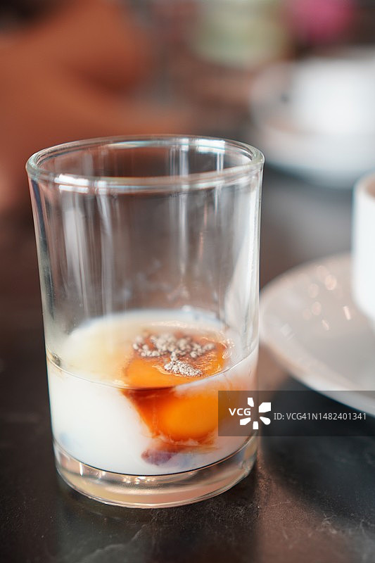 玻璃杯中的半熟蛋图片素材
