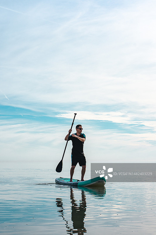 在湖上玩桨板的男人图片素材