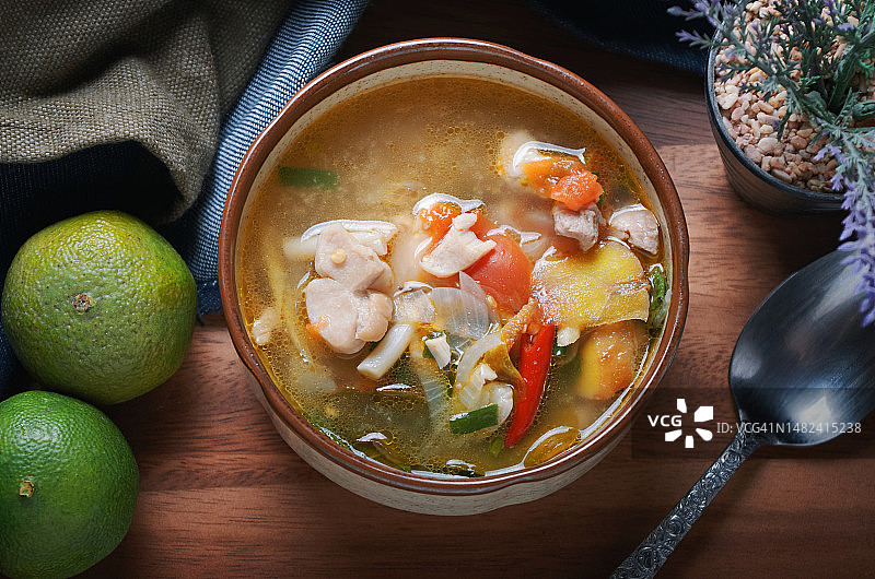 传统药膳香辣鸡汤图片素材