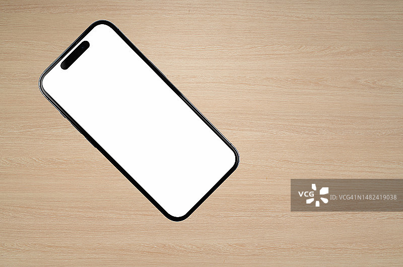 浅色背景木桌上的智能手机图片素材