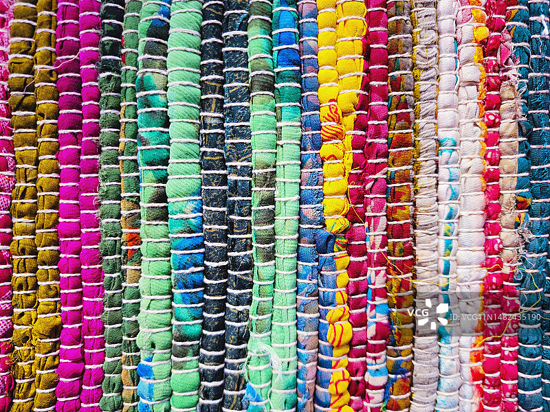 用碎布制成的彩色地毯纹理图片素材