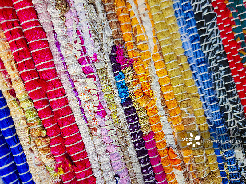 用碎布制成的彩色地毯纹理图片素材