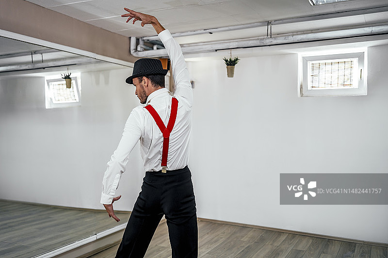 舞蹈室内练习的男舞者图片素材
