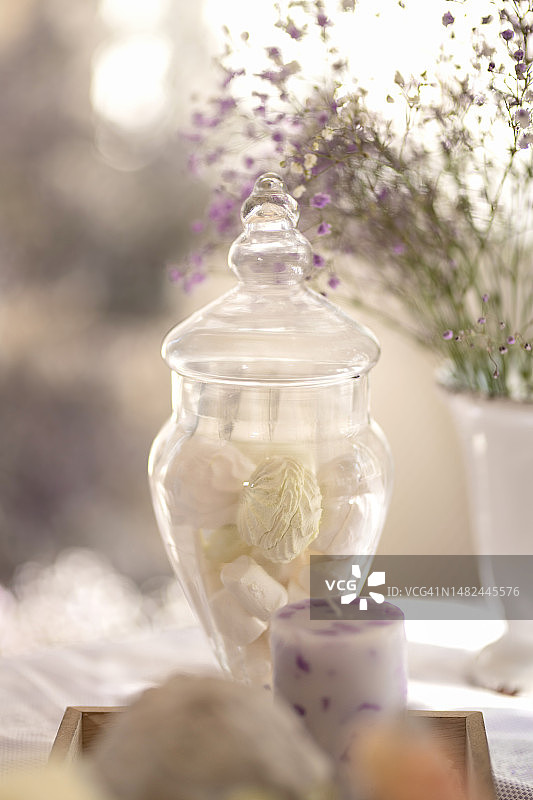 室内的桌子、蜡烛和棉花糖罐子图片素材