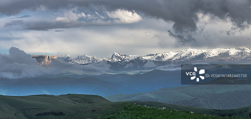 有暴风云的高加索山脉图片素材