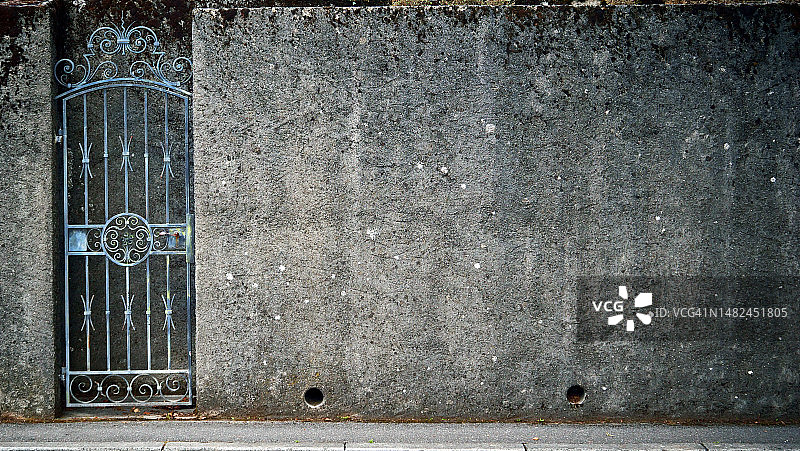 法国埃维昂莱班的混凝土墙和锻铁门图片素材