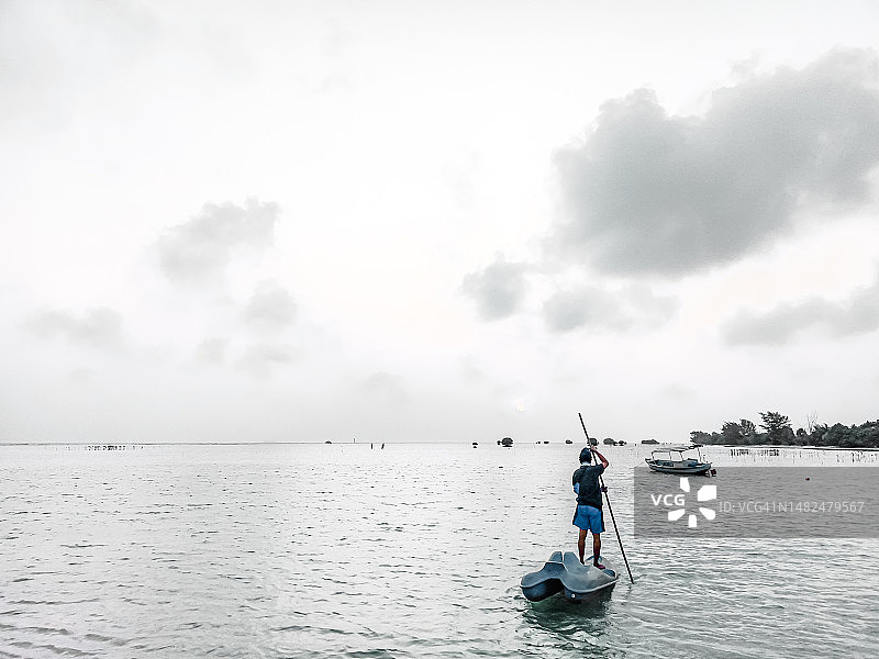 日出时分的皮划艇运动图片素材