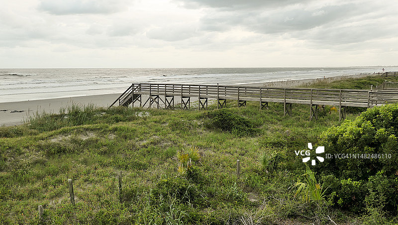 通往海滩的木制人行桥图片素材