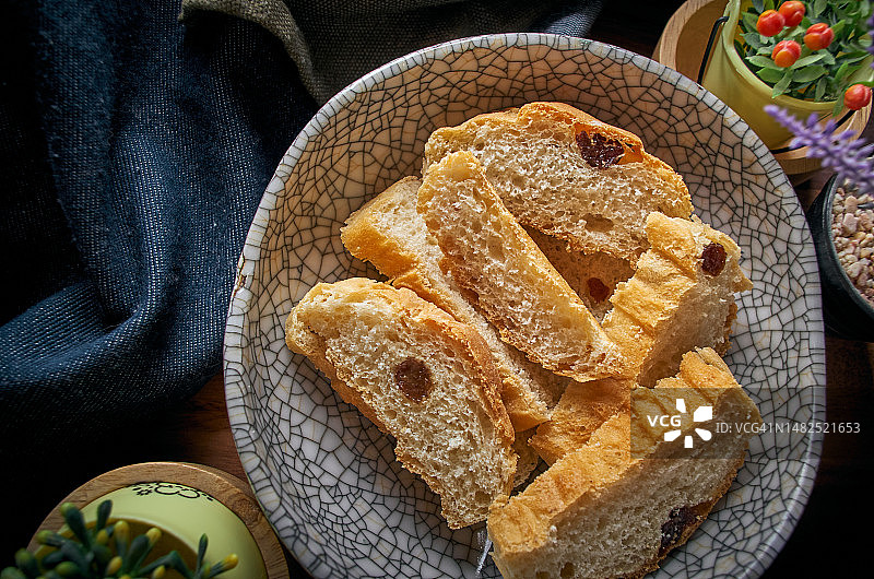 碗里的切片葡萄干面包图片素材