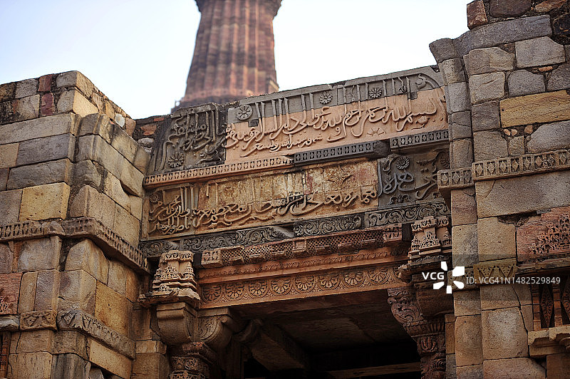 顾特卜塔建筑群：铭文，印度德里图片素材