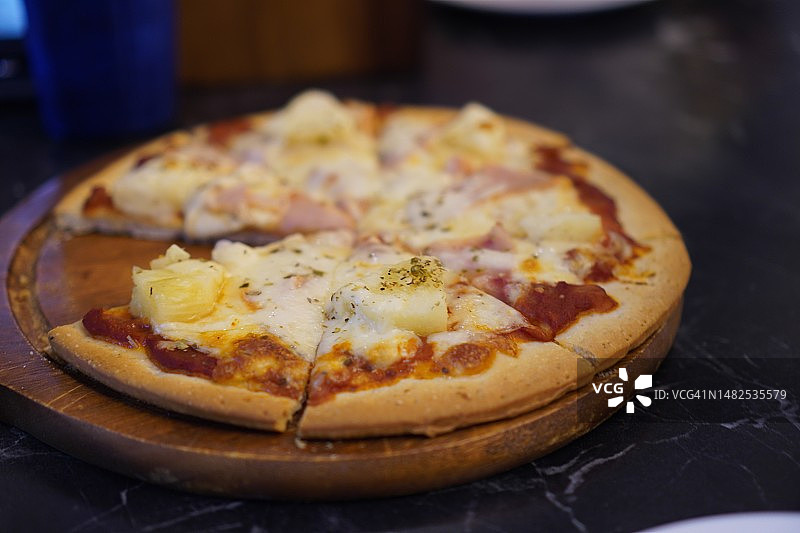 纸盒装火腿培根菠萝夏威夷披萨，美食背景图片素材