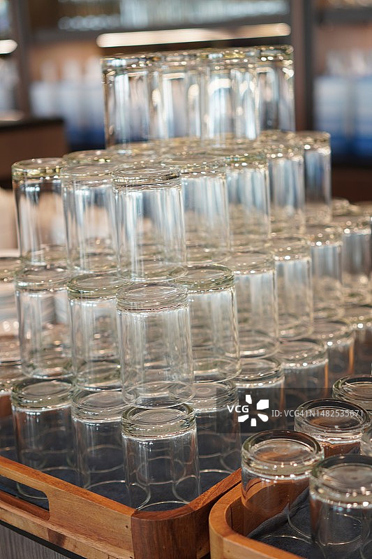 空玻璃杯叠放图片素材