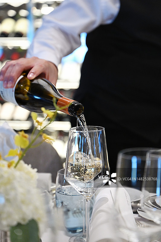 服务员在高档餐厅倒酒图片素材